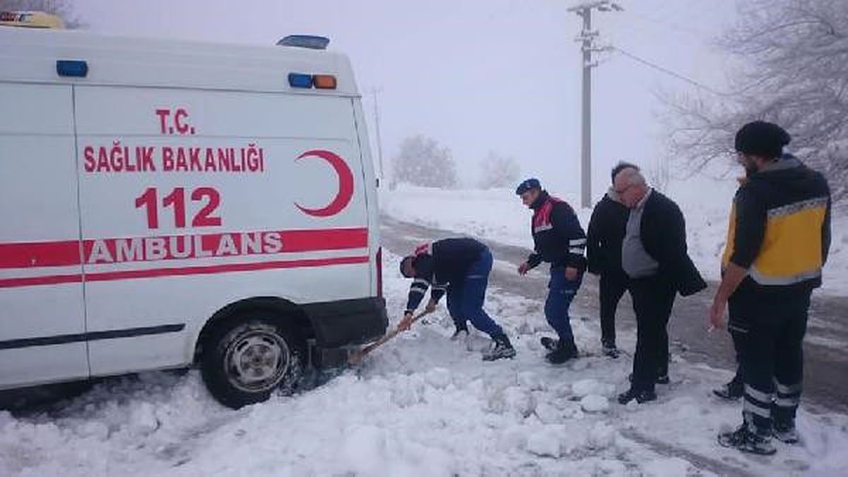 Kar Nedeniyle Yolda Kalan Ambulansı Jandarma Kurtardı
