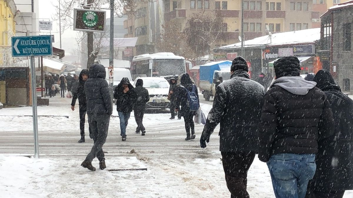 Kars\'ta Kar Yağışı Etkili Oluyor