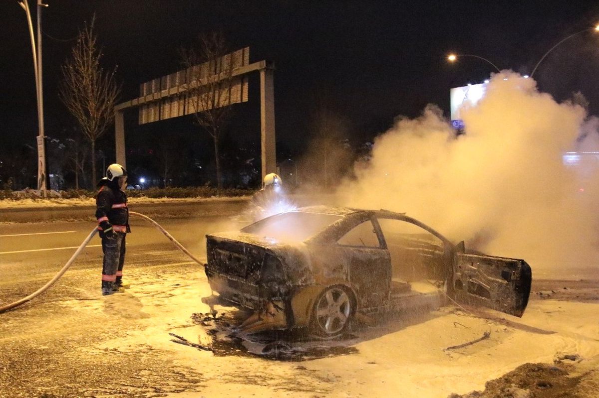 Küle Dönen Aracını Tekmeledi