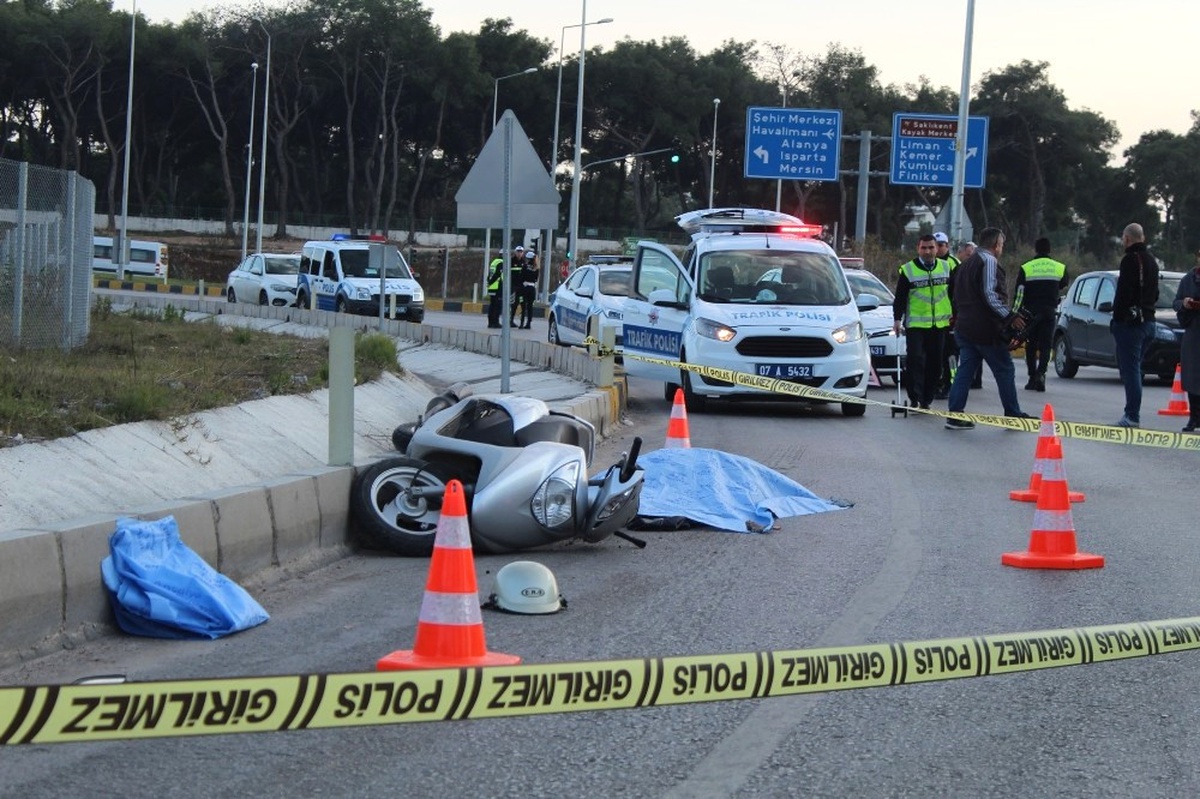 Kum Yüklü Kamyonun Altında Kalan Motosikletli Hayatını Kaybetti