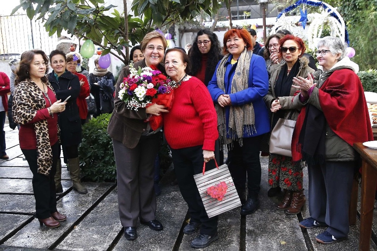 Kursiyerlerden Pekdaş\'a Yeni Yıl Armağanı