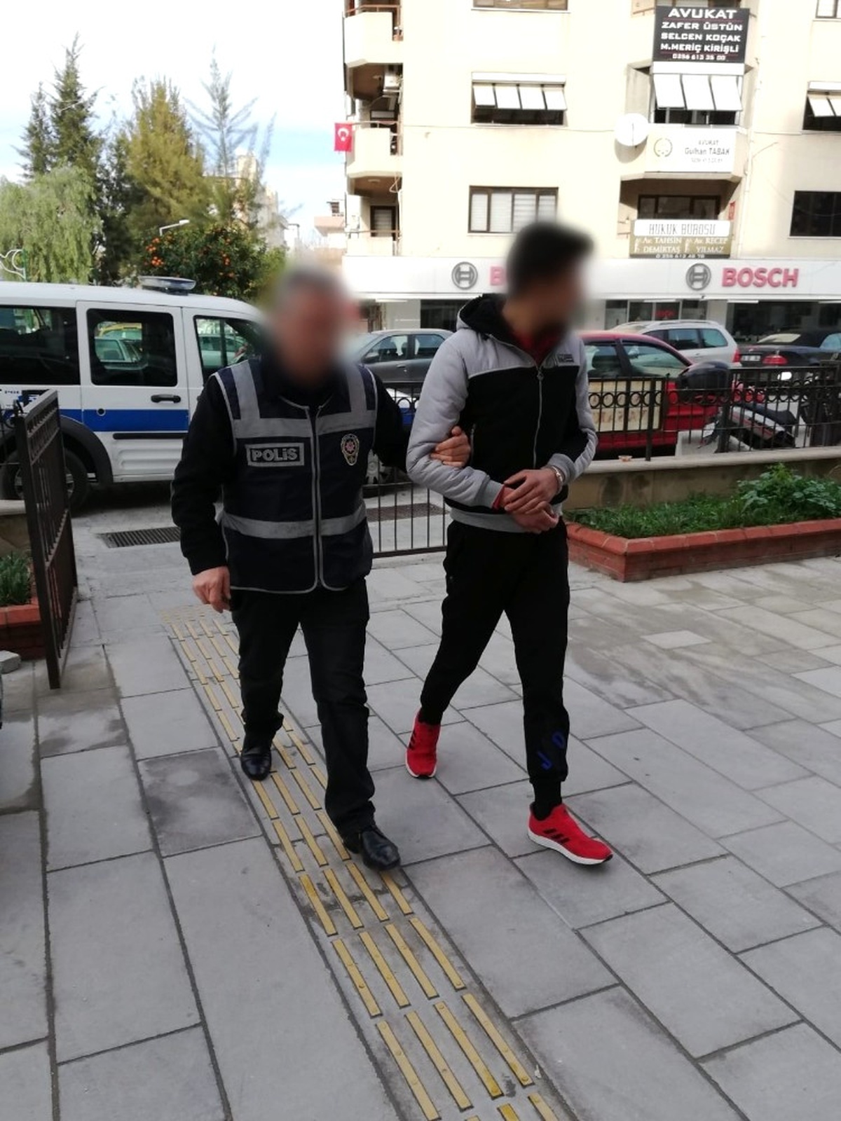 Kuşadası\'nda Hırsızlık Şüphelisi 2 Şahıs Yakalandı
