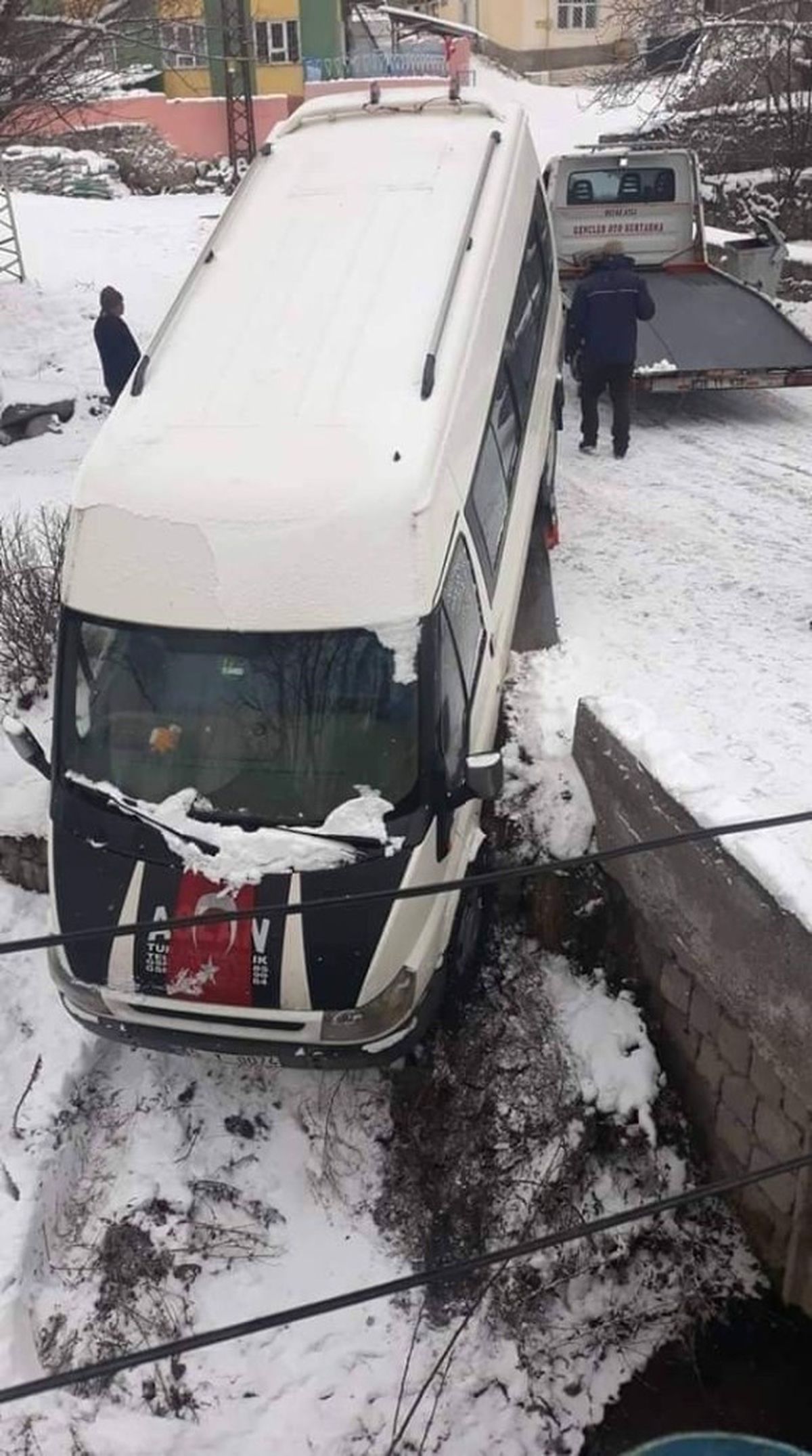 Minibüs Duvarda Asılı Kaldı