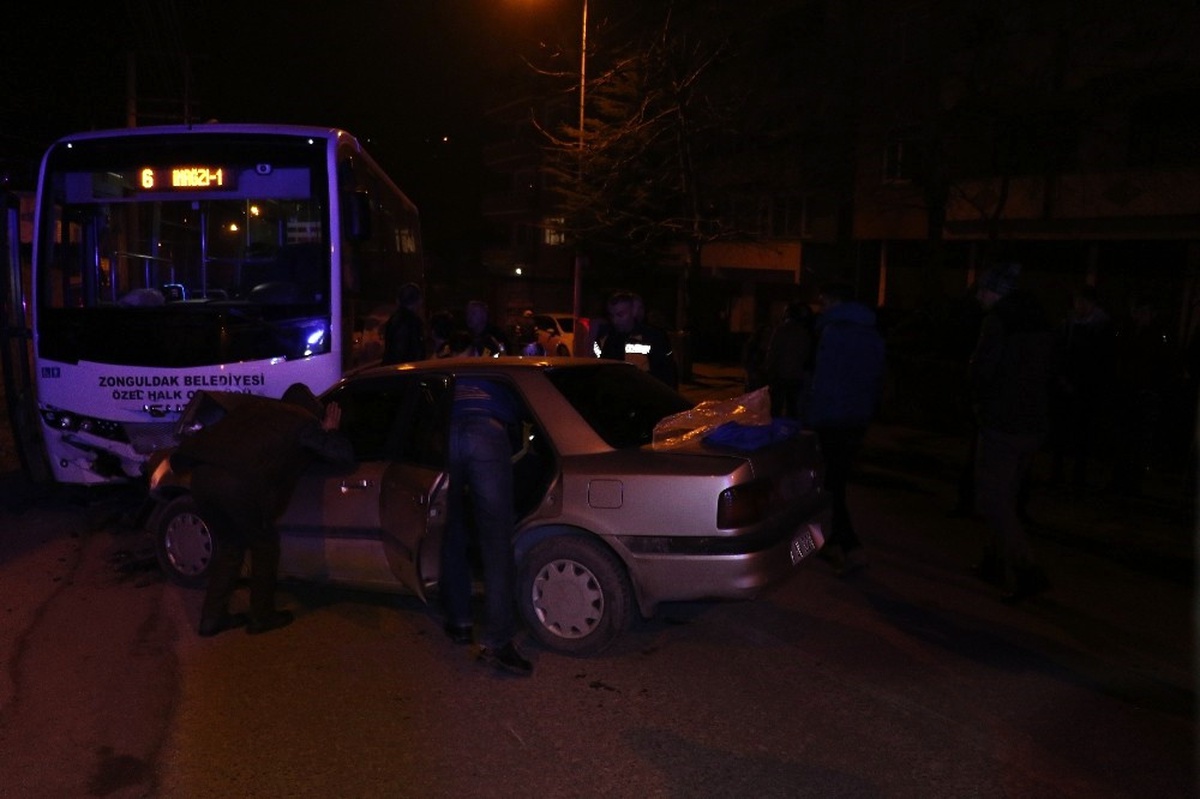 Otomobil Halk Otobüsüne Çarptı: 1 Yaralı