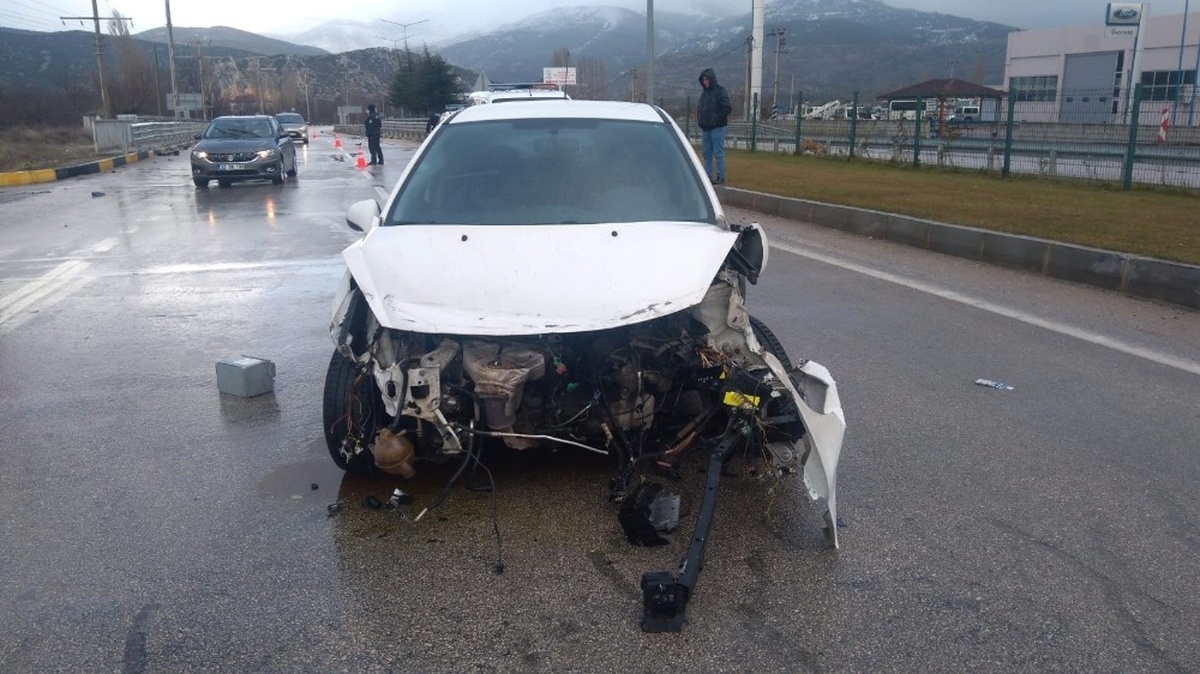 Otomobil Köprüdeki Bariyerlere Çarptı: 1 Yaralı