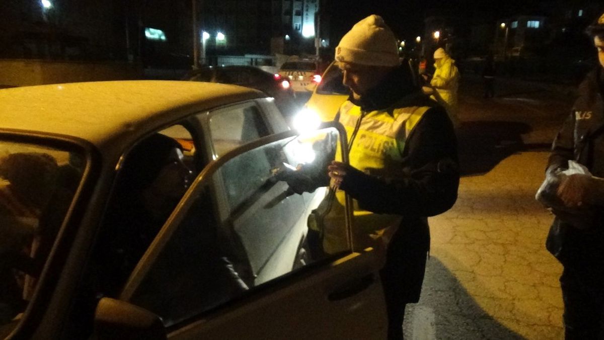 Polis Ekipleri Eksi 10 Derecede Trafik Denetimi Yapıp Çikolata Dağıttılar ve Yılbaşı Kutladılar