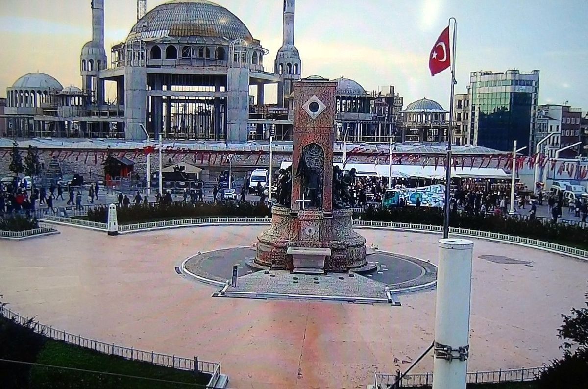 Polis Taksim\'i Mobese Tırı ile İzliyor