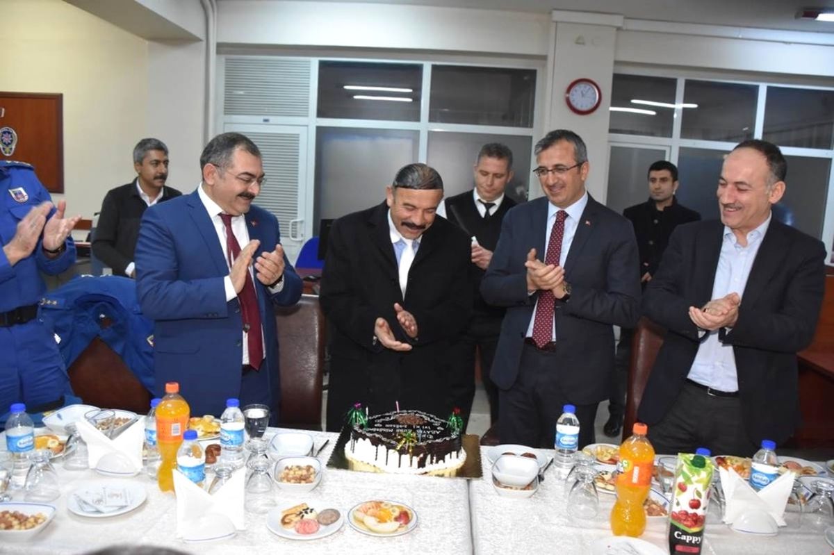 Polislerden Şube Müdürüne Yeni Yıl Sürprizi