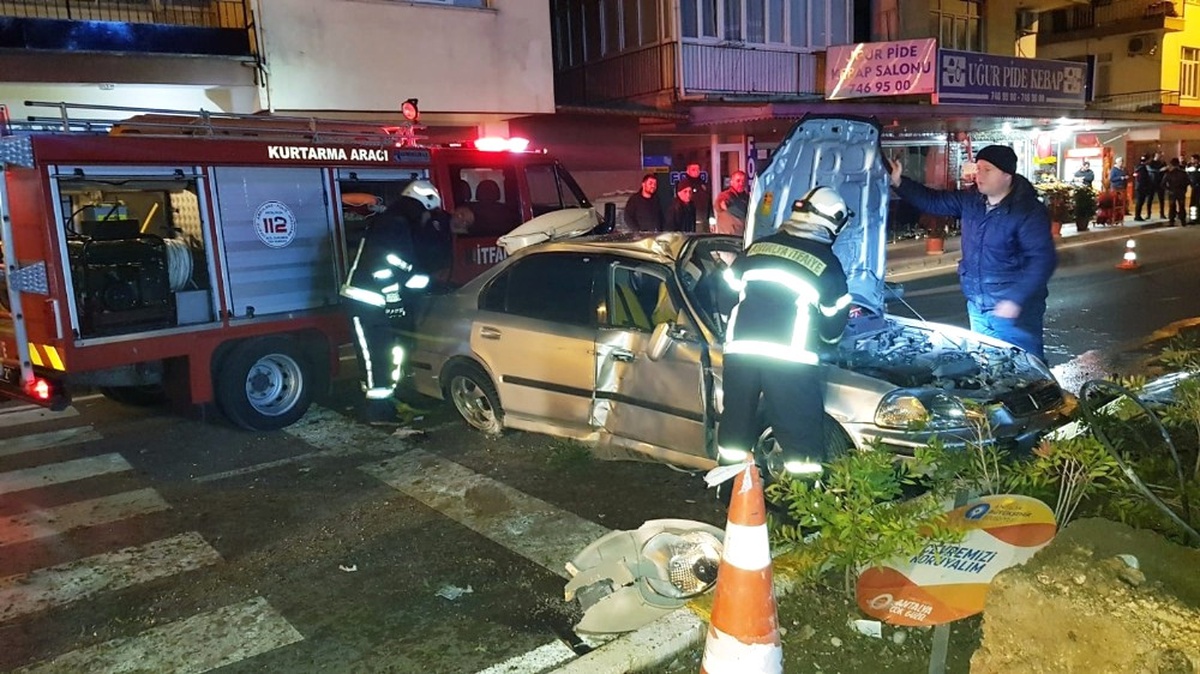 Polisten Kaçan Alkollü Sürücü Aydınlatma Direğine Çarparak Durabildi