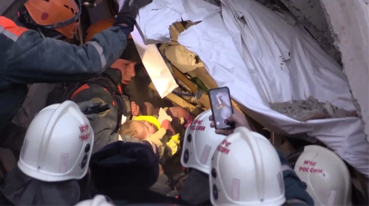 Rusya\'da Çöken Binanın Enkazından Bebek Sağ Kurtarıldı