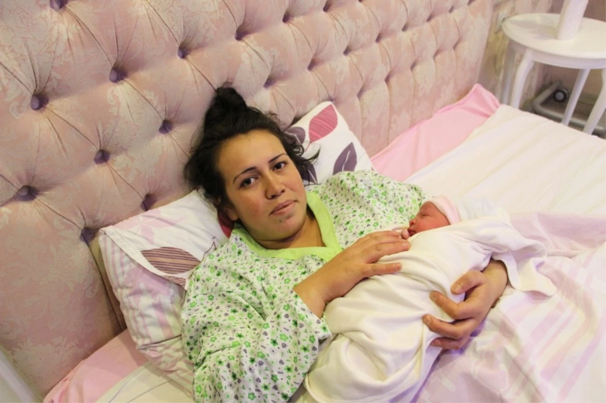 Samsun\'da Yeni Yılın İlk Bebeği "Nehir" Bebek Oldu