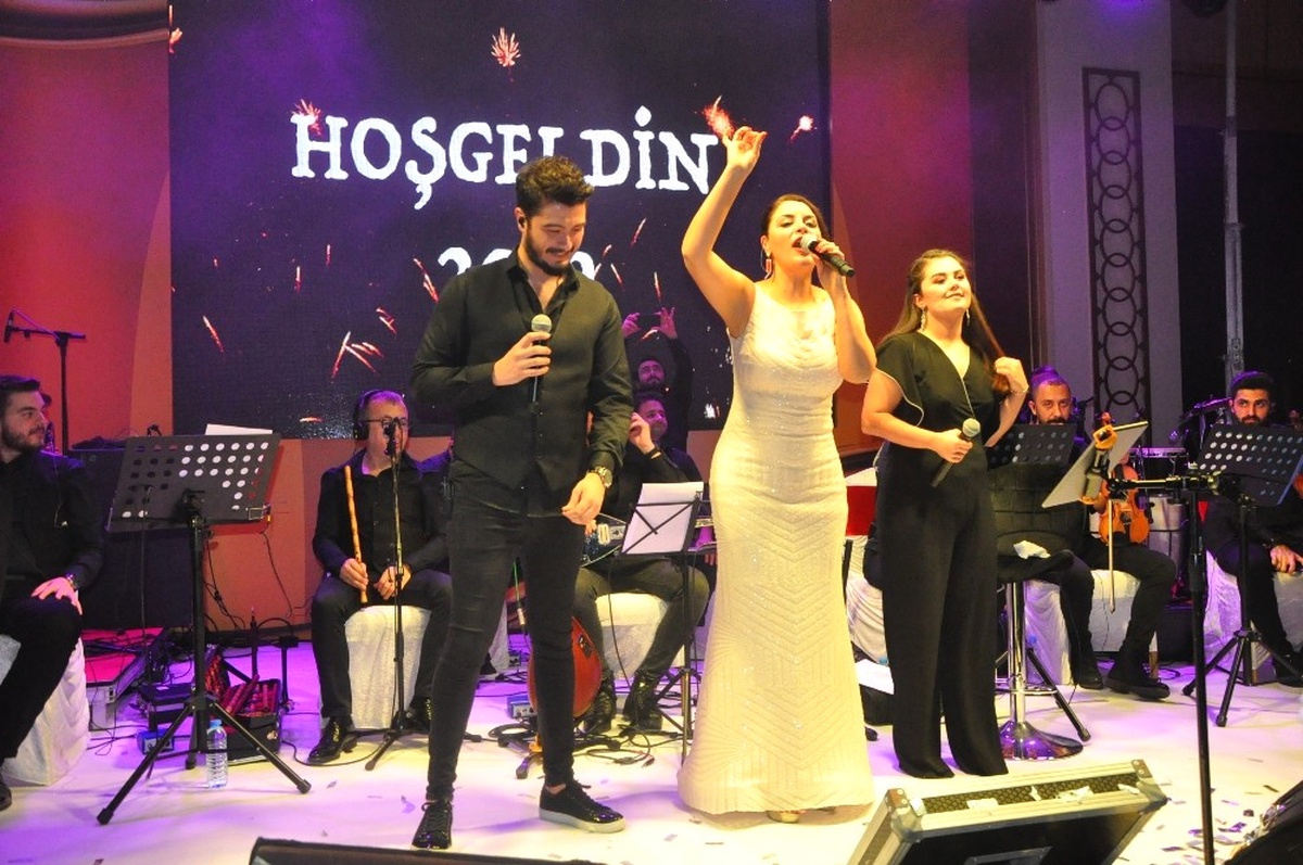 Sandıklı 2019\'a Ünlü Sanatçı Zara ile Girdi