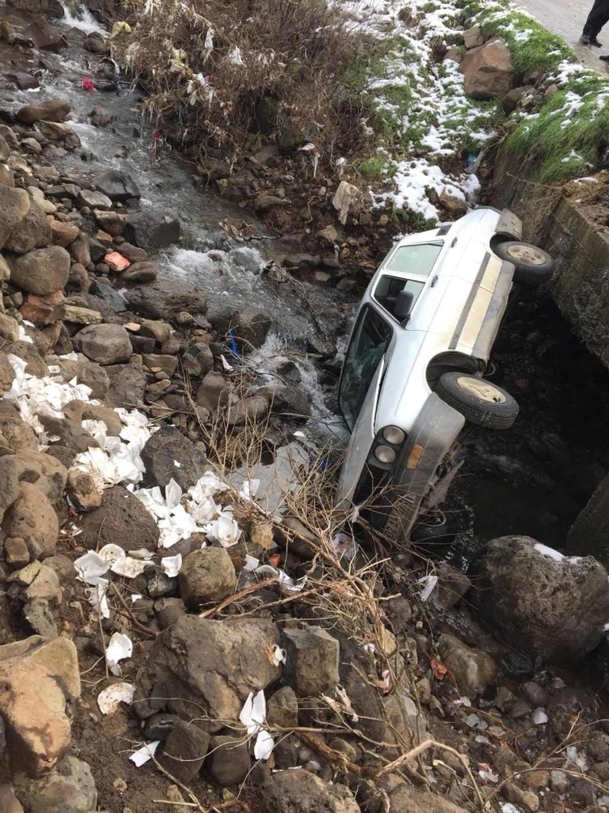 Şanlıurfa\'da Otomobil Dereye Uçtu: 1 Yaralı
