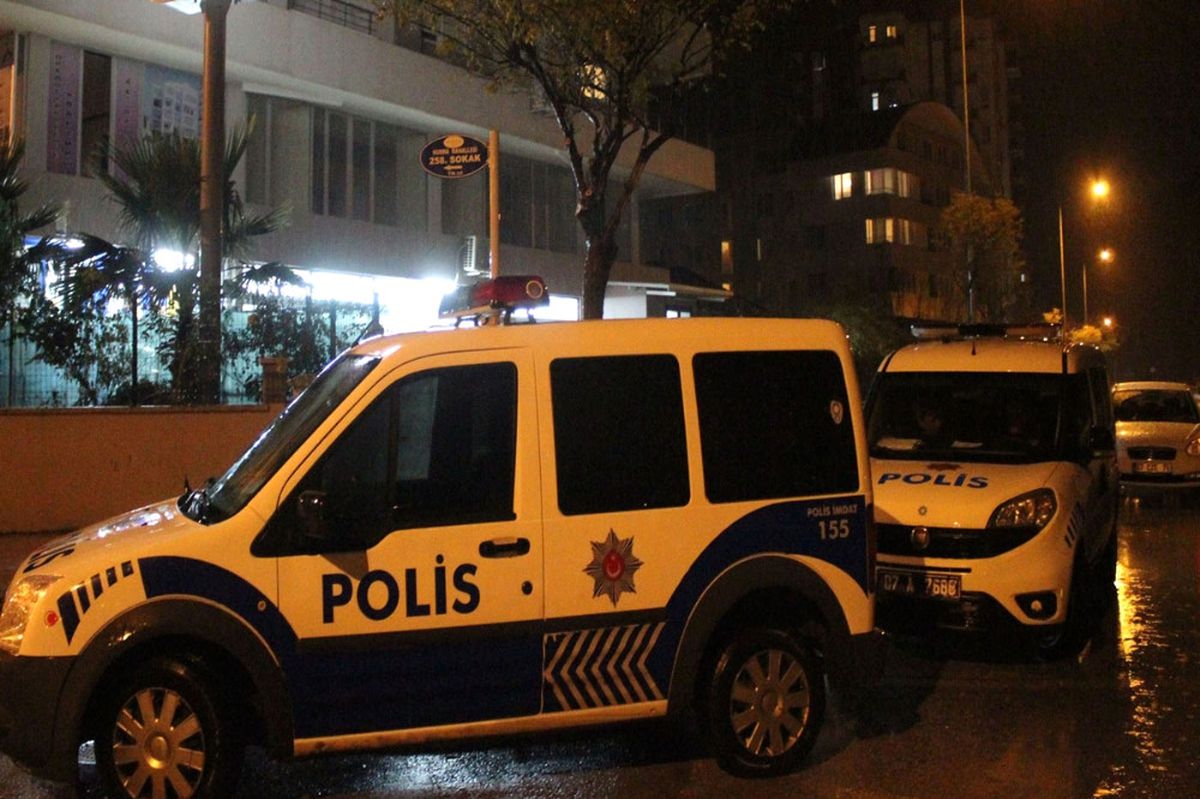 Silahlı Soyguncu Kasadaki Paraları Gasp Etti