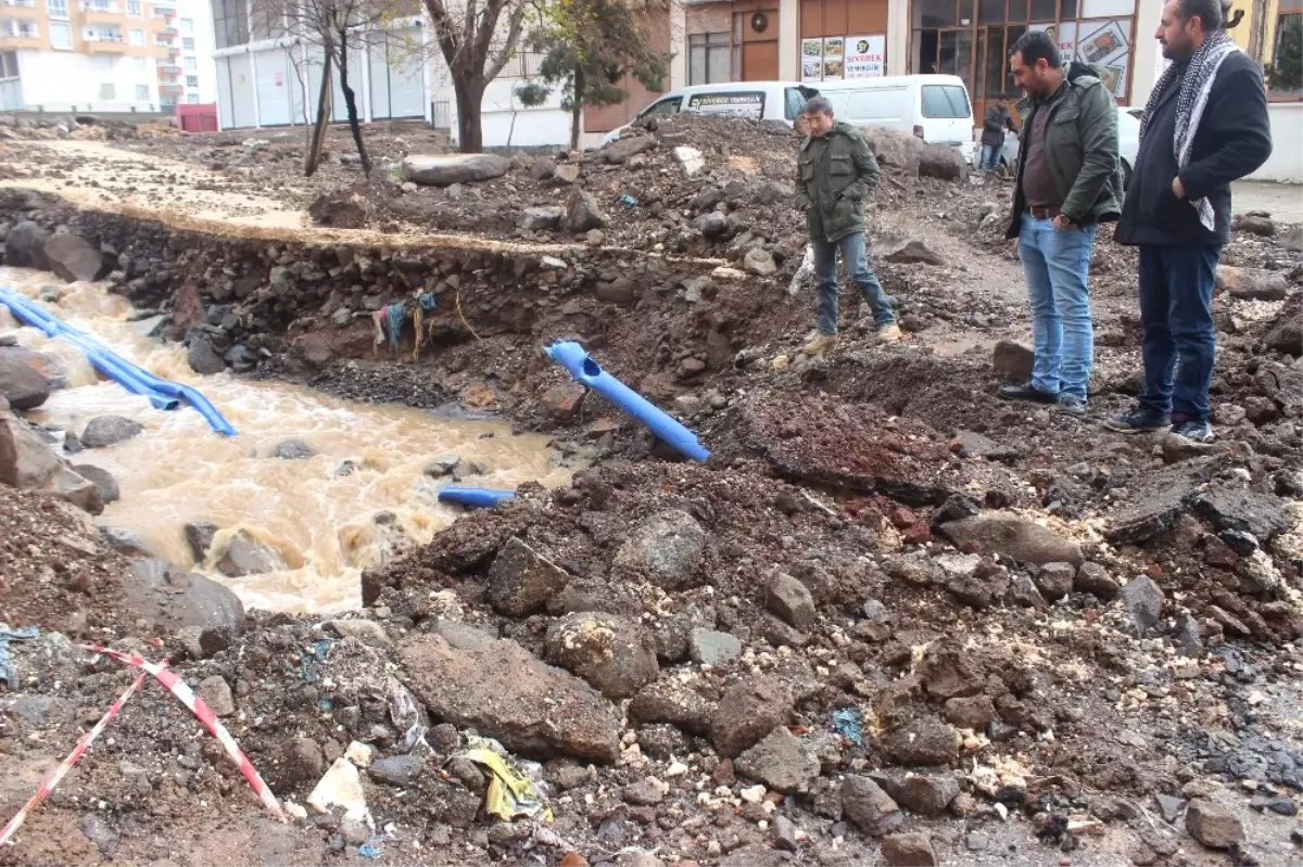 Siverek\'te Sel, Mahallenin Ortasında Dere Oluşturdu