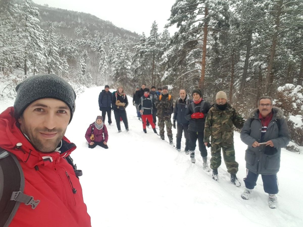Soğuk Havada Yürüdüler