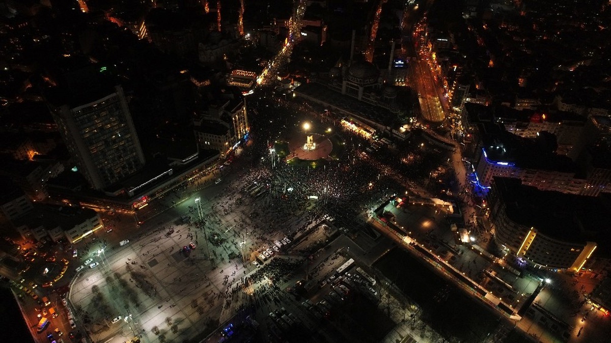 Taksim\'de Vatandaşlar Yeni Yıla Böyle Girdi