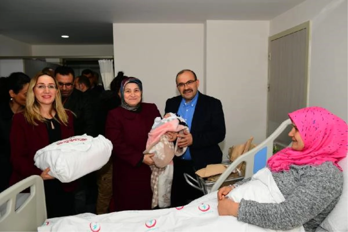 Trabzon\'da Yeni Yılın İlk Doğan Bebeğine Vali\'den Altın
