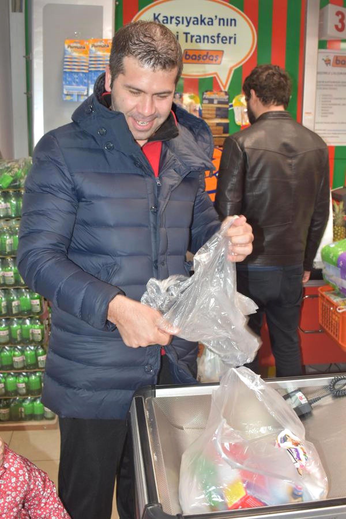 Ücretli Uygulama Başlayınca Evlerinden Poşet Getirdiler