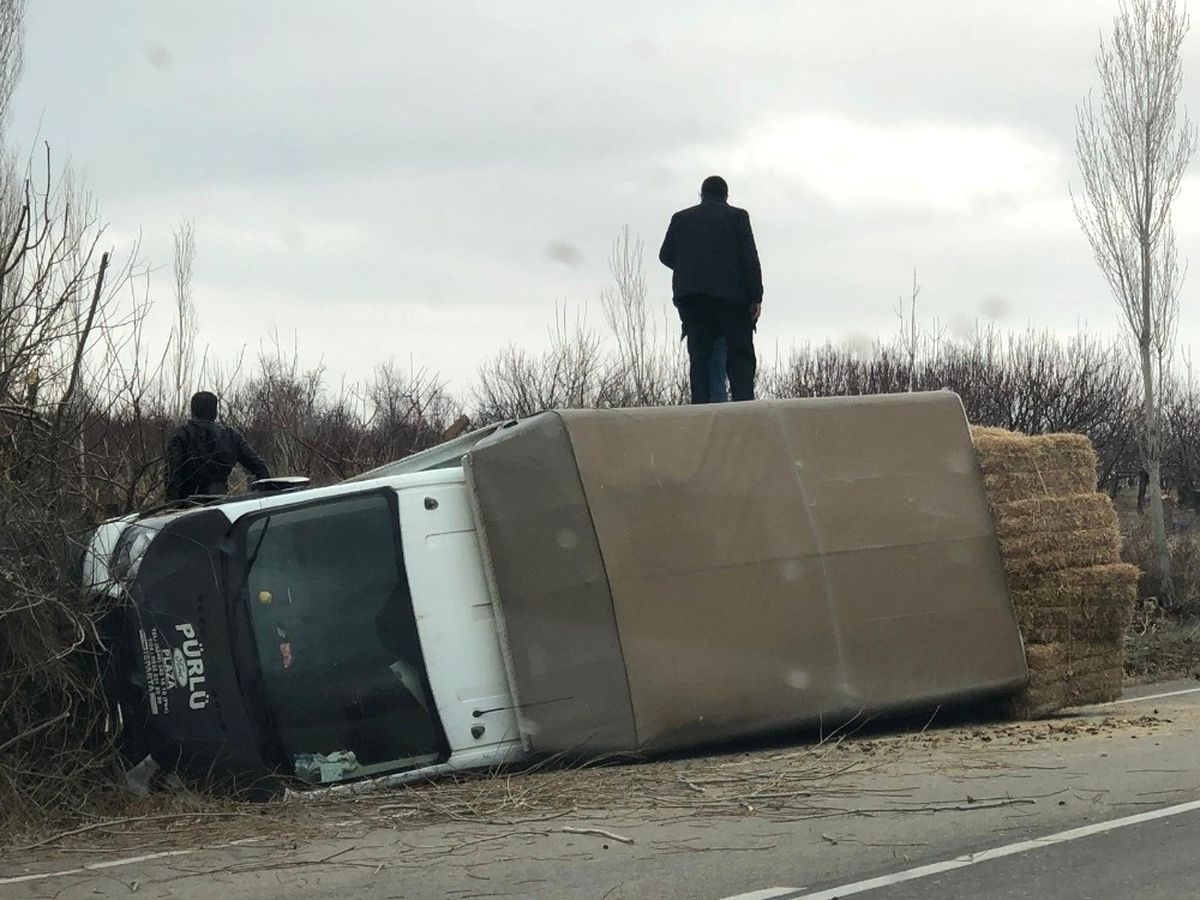 Virajı Almayan Balya Yüklü Kamyonet Devrildi