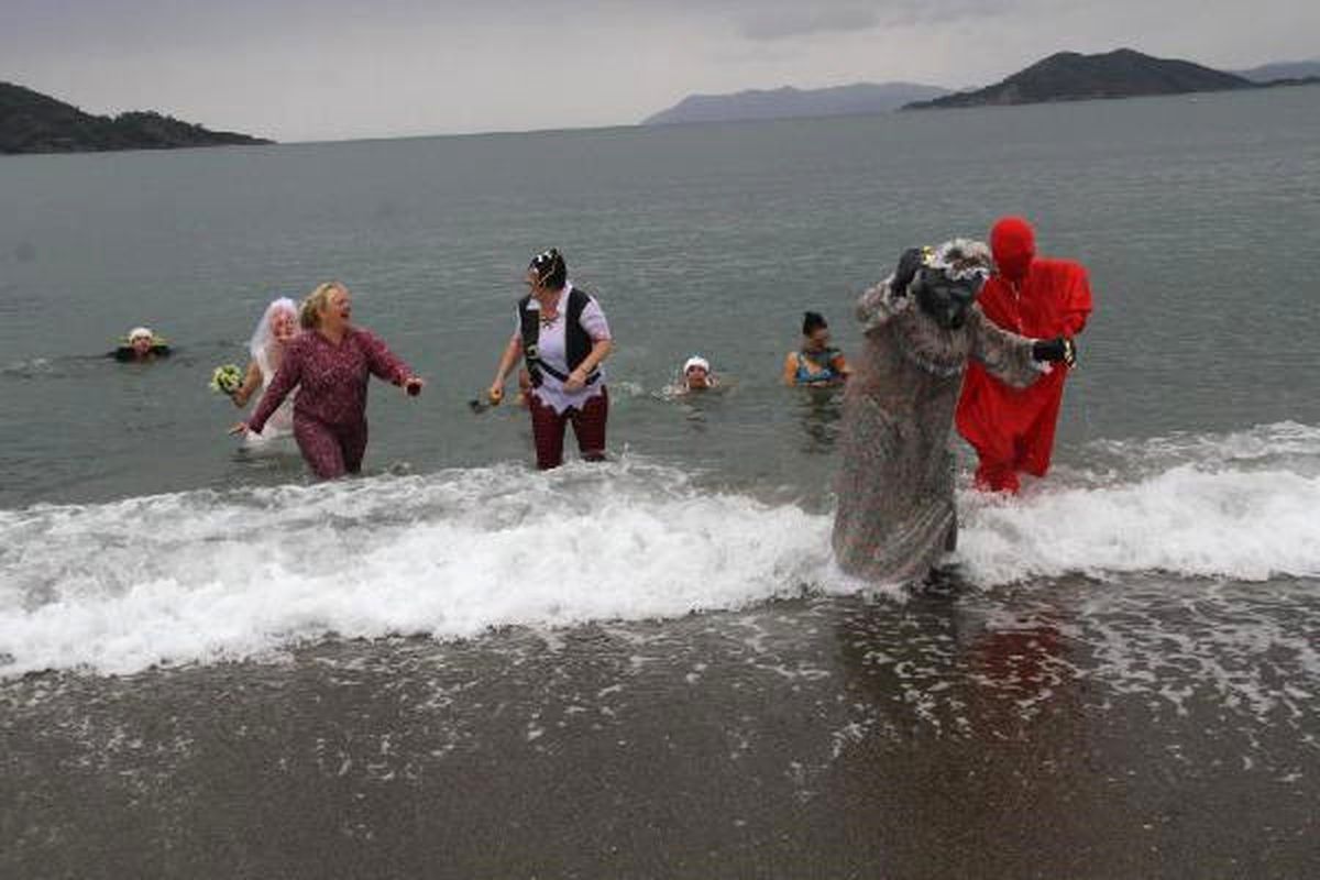 Yardıma Muhtaç Çocuklar ve Sokak Hayvanları İçin Denize Girdiler