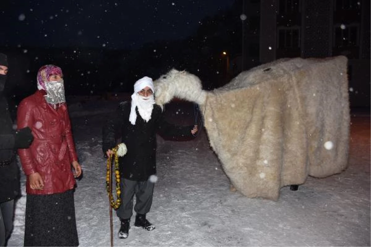 Yeni Yıla Deve Oyunu ile Bahşiş Toplayarak Girdiler