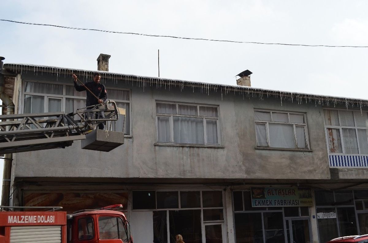 Adilcevaz Belediyesinden Buz Sarkıtlarını Temizleme Çalışması