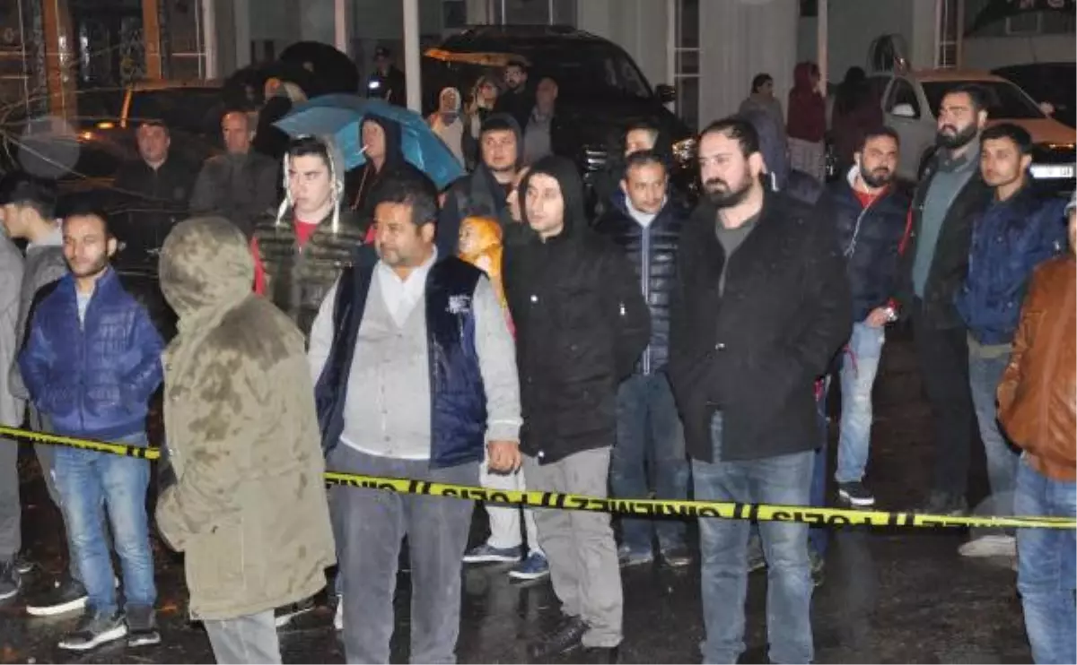 Ağaca Çarpan Otomobil İkiye Bölündü: 1 Ölü, 3 Yaralı