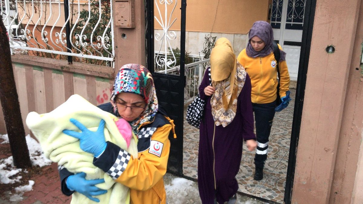 Ağlayan Bebeği ve Eşini Darp Etti