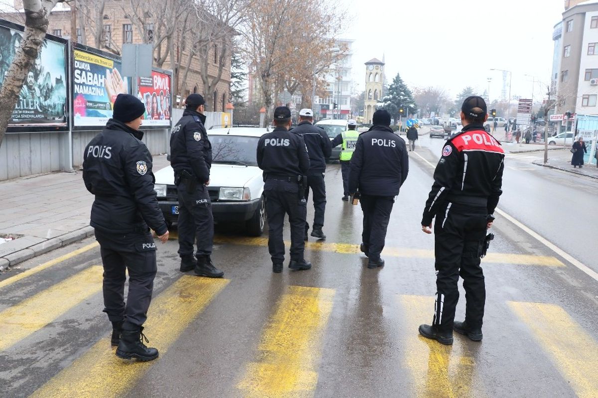 Aksaray\'da Polis Okul Bölgelerinde Denetimlerini Sıklaştırdı