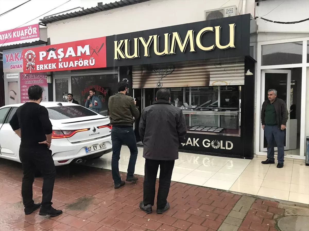 Antalya\'da Duvarı Delinen Kuyumcudan 4,5 Kilogram Altın Çalındı