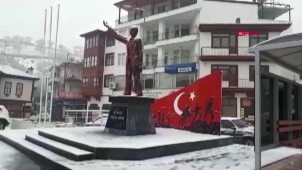 Antalya Elmalı\'da Kar Yağışı Etkili Oldu