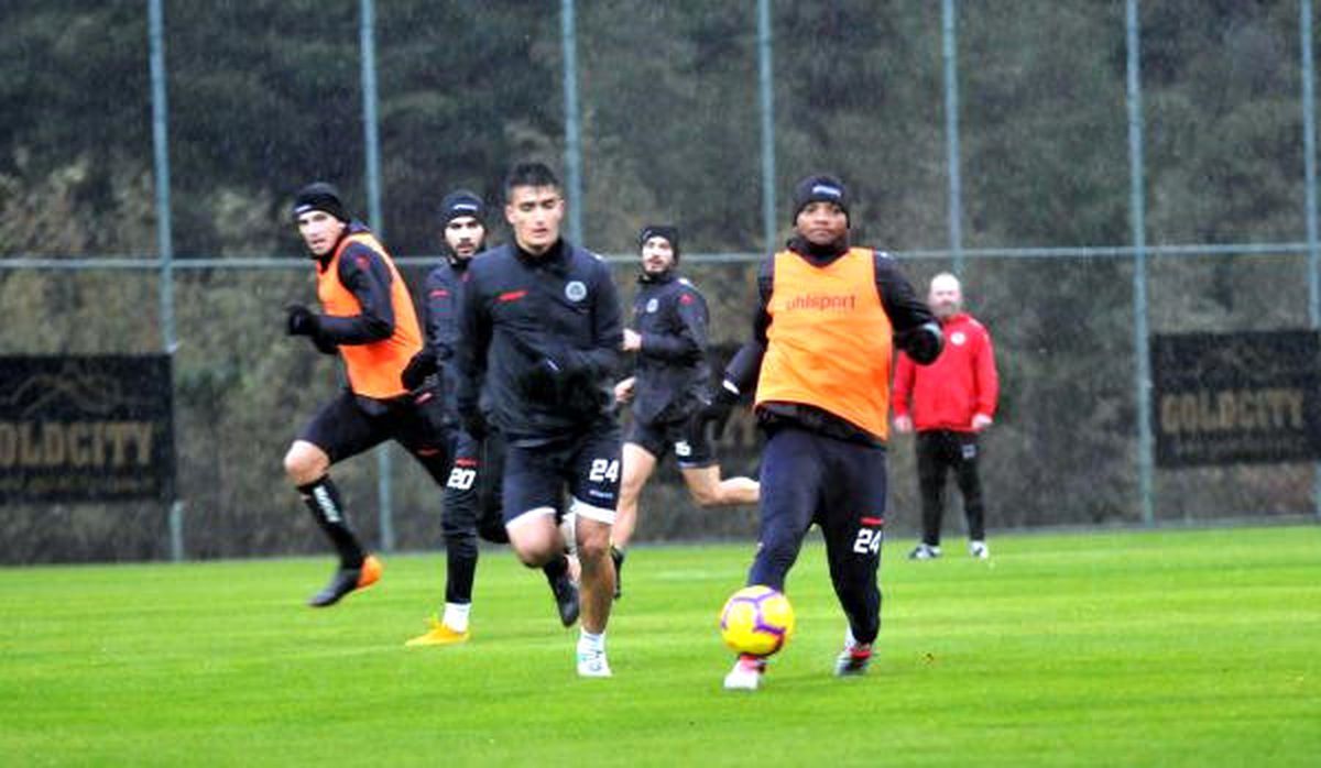Aytemiz Alanyaspor\'da Kamp Başladı
