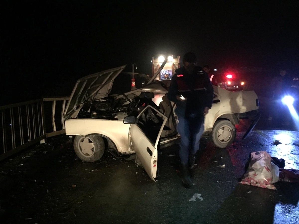 Bariyerlere Çarpan Şahin Marka Otomobil Kağıt Gibi Yırtıldı
