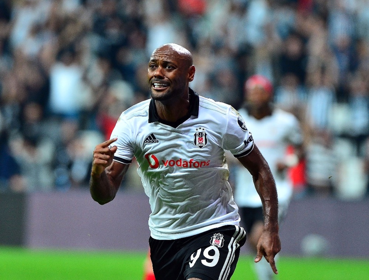 Beşiktaş\'ta Tolgay, Tolga, Töre ve Love Kamp Kadrosuna Alınmadı