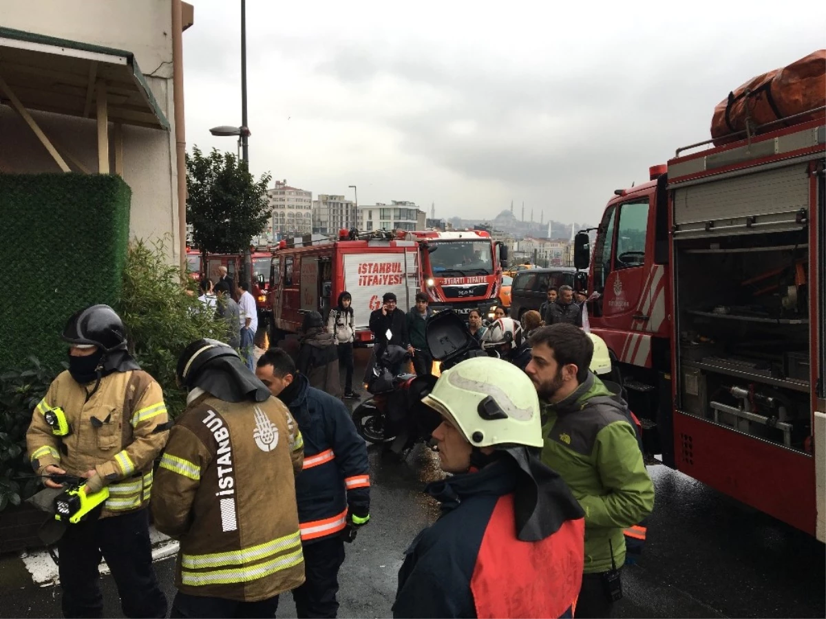 Beyoğlu\'nda Bir Otelin Saunasında Çıkan Yangın Turistlere Panik Yaşattı