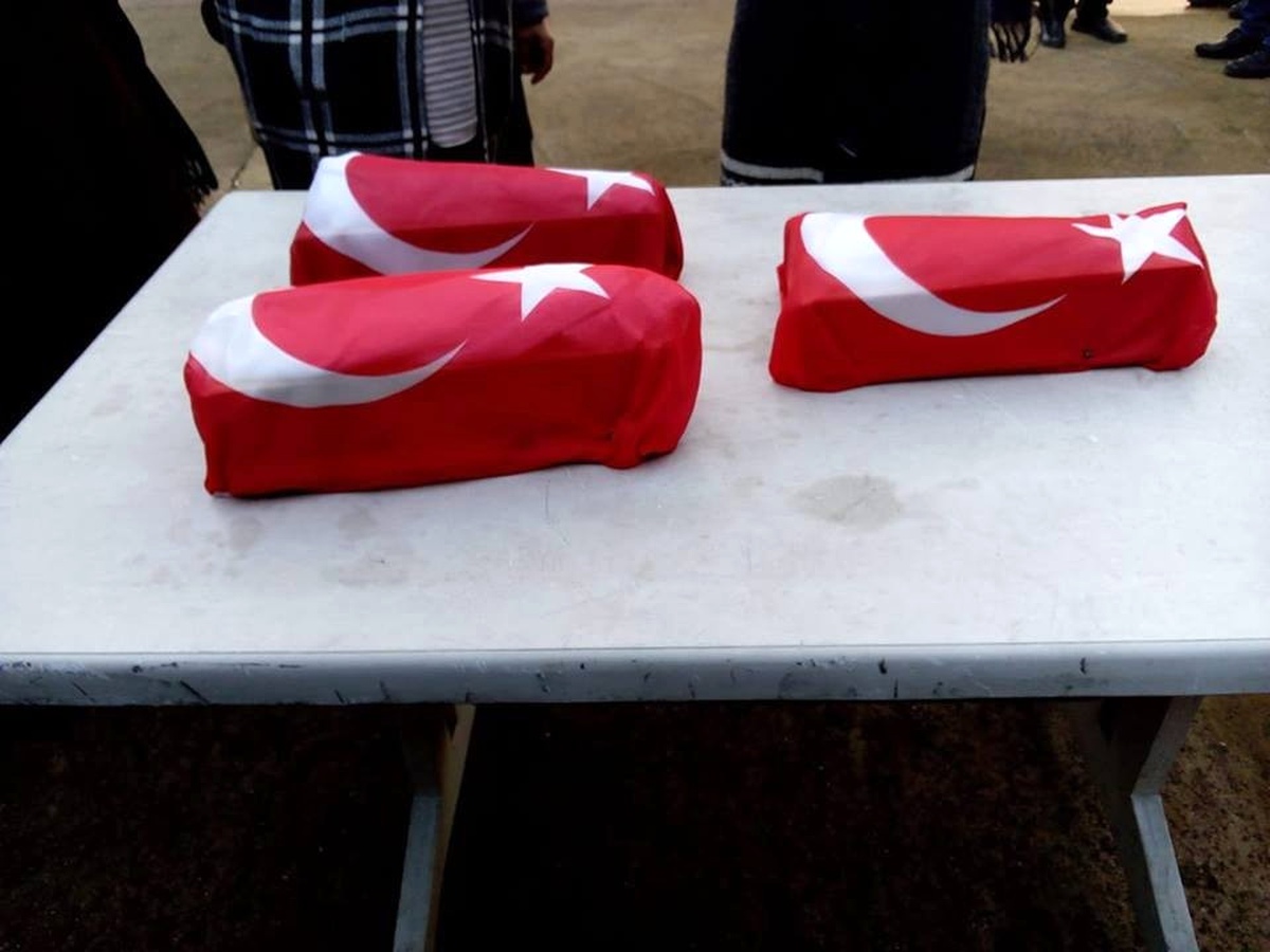 Bir Gün Yaşayabilen Üçüzler Türk Bayraklı Tabuta Konuldu