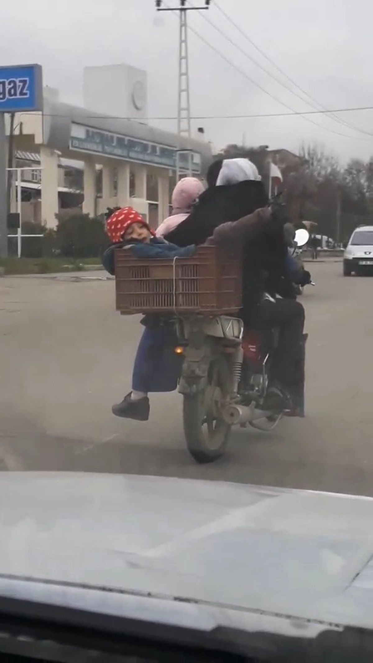 Bir Motosiklette 6 Kişi Bindiler