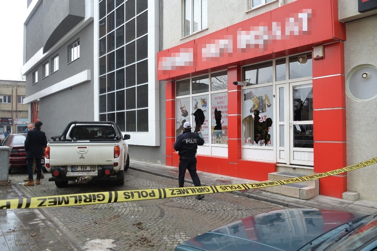 Bozüyük\'te İki Aile Arasında Çıkan Kavgada Silahlar Konuştu