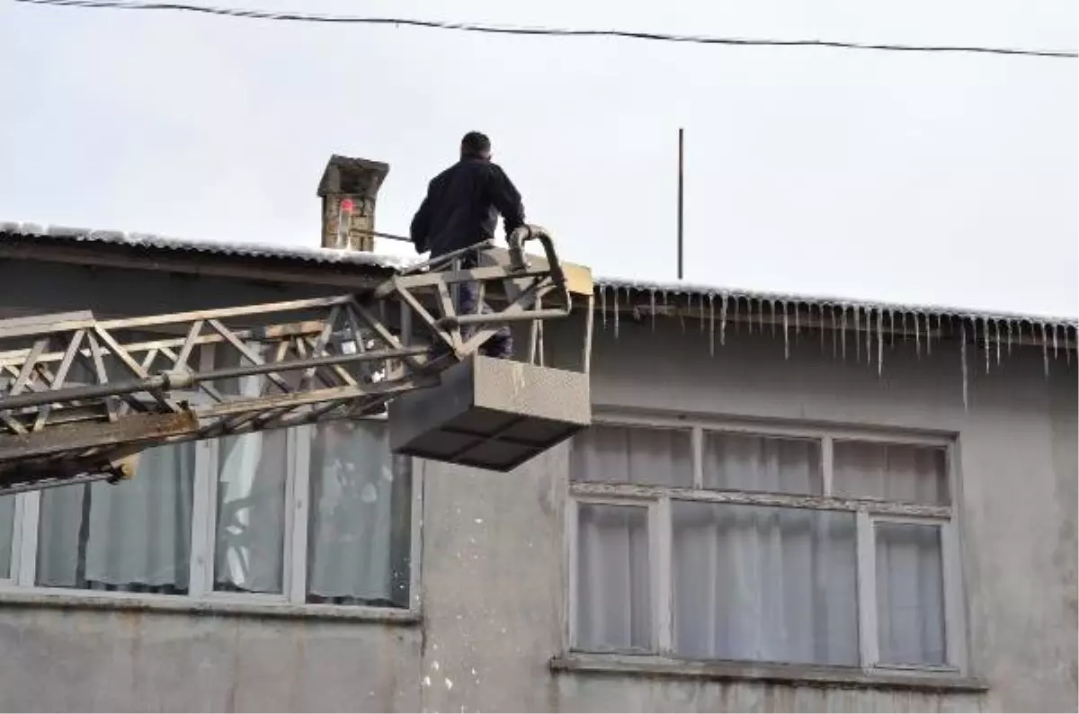 Çatılarda Oluşan Buz Sarkıtlarını Temizlediler