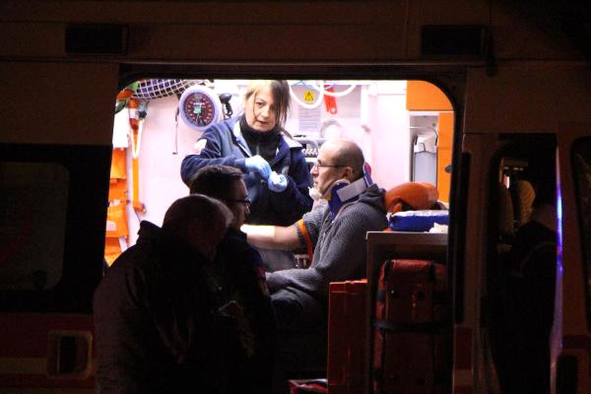 Cenazeden Dönen Midibüs, Yolun Ortasındaki Tır Lastiğine Çarpıp, Devrildi: 16 Yaralı