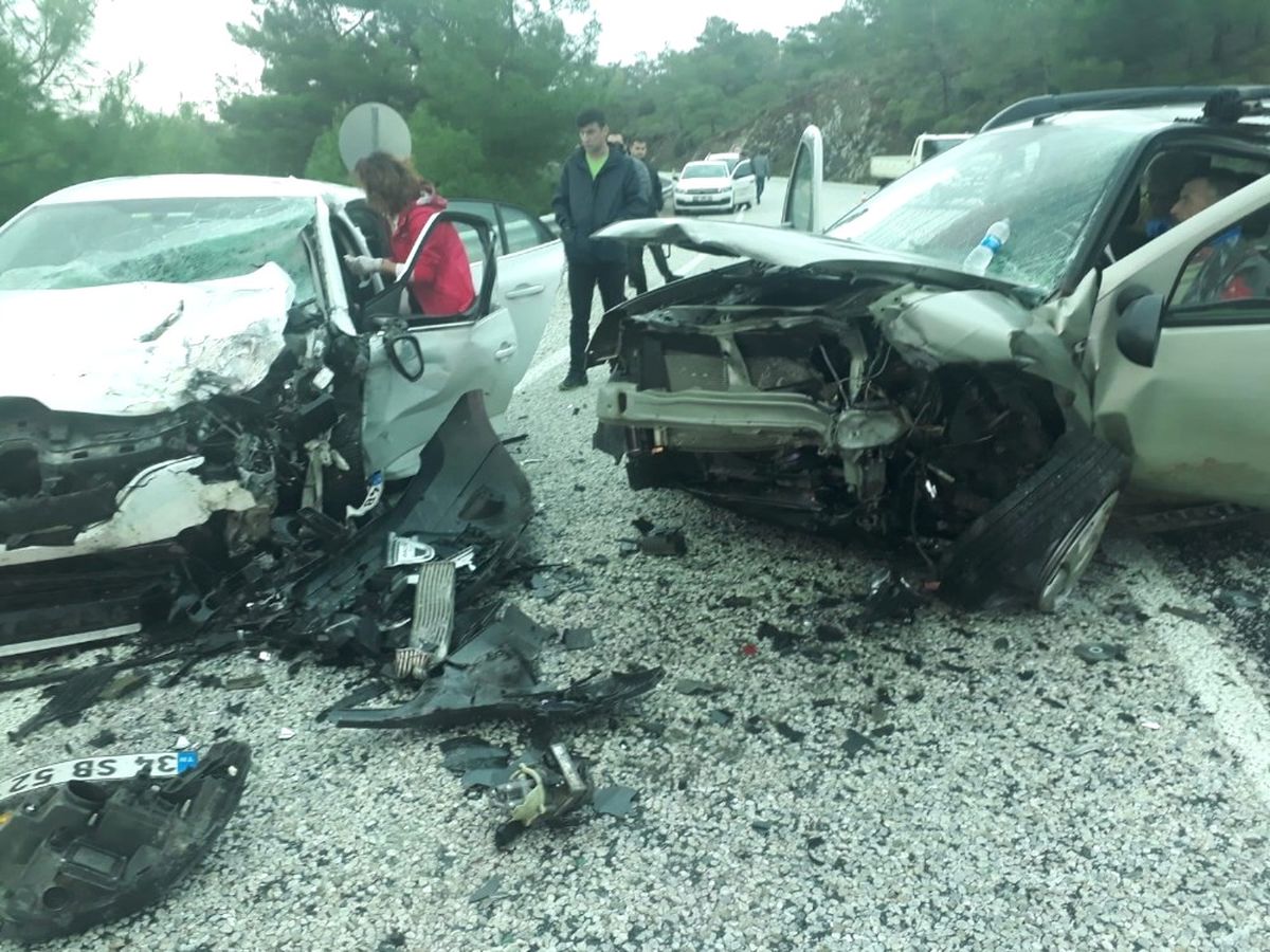 Datça\'da Trafik Kazası 2 Kişi Ağır Yaralandı