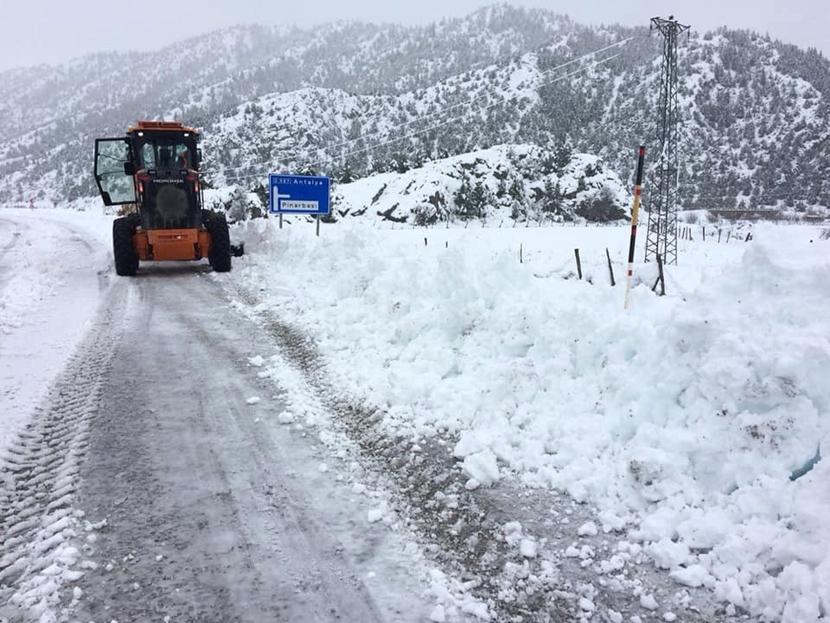 Derebucak\'ta Kar Yağışı Hayatı Olumsuz Etkiliyor
