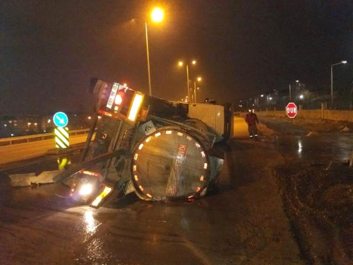 Devrilen Tankerden Yola Asit Sızdı