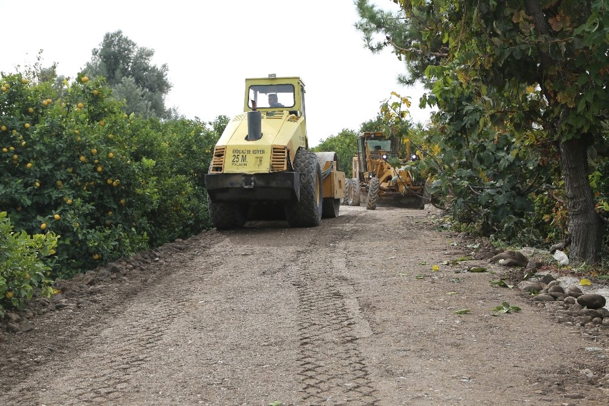 Erdemli\'de Yol Bakım Çalışmaları Sürüyor