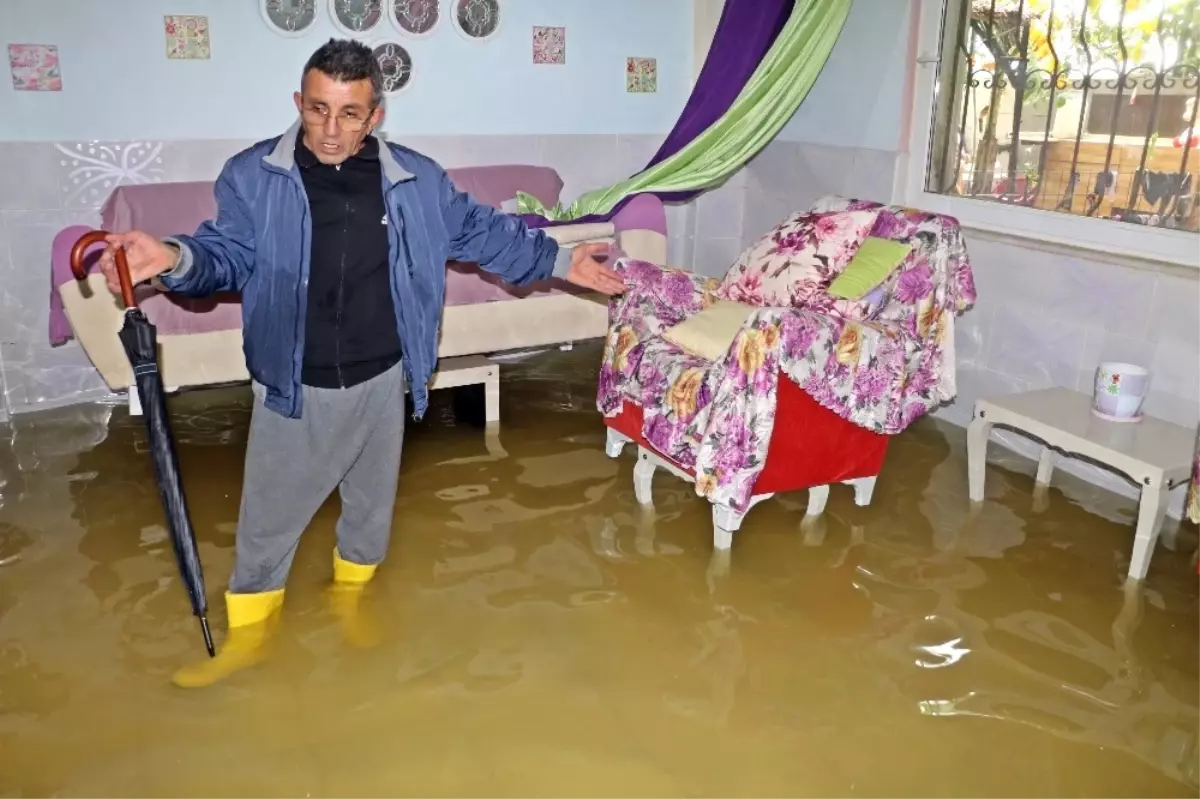 Evlerine Aniden Su Basınca Tsunami Sandılar