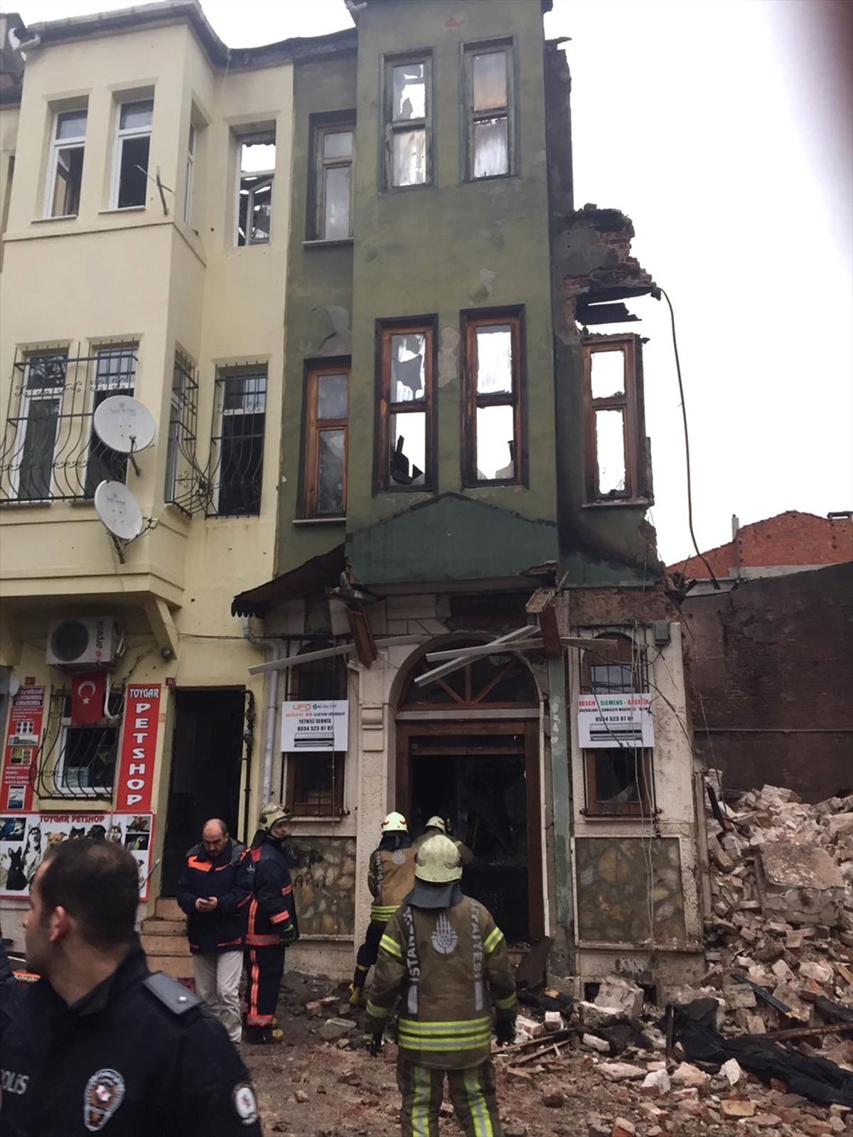 Fatih\'te Dün Gece Yanan Bina Çöktü