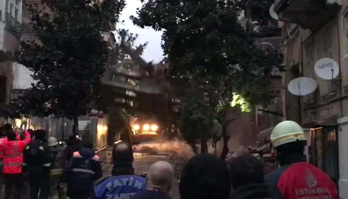 Fatih\'teki Binanın Çökme Anı Kamerada