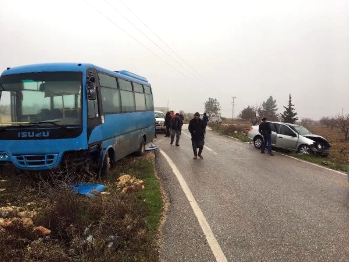 Gaziantep\'te Yolcu Midibüsü ile Otomobil Çarpıştı: 5 Yaralı