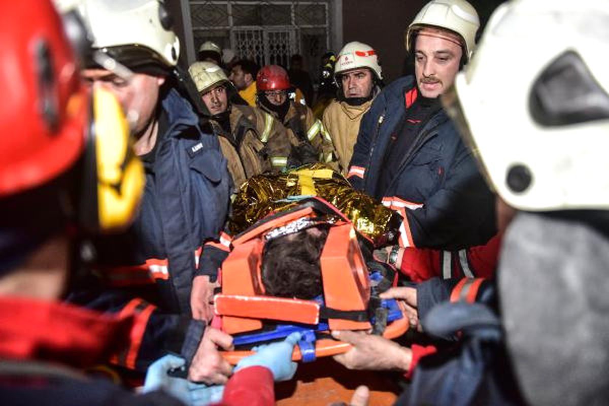 Geniş Haber)yedikule\'de Bina Çöktü: 2 Ölü 3 Yaralı